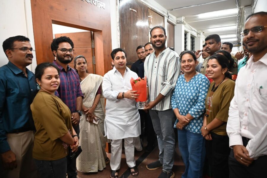 समस्या मांडली… समाधान मिळाले; कृतज्ञतेने पालकमंत्री नितेश राणेंची भावनिक भेट