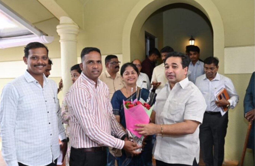 खारेपाटण सरपंच महेंद्र गुरव यांनी घेतली पालकमंत्री नितेश राणे यांची भेट