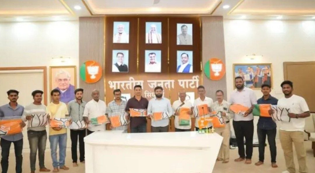 सावंतवाडी भाजपा संपर्क कार्यालयात “भाजपा ध्वज वाटप अभियाना”चा जल्लोषी शुभारंभ