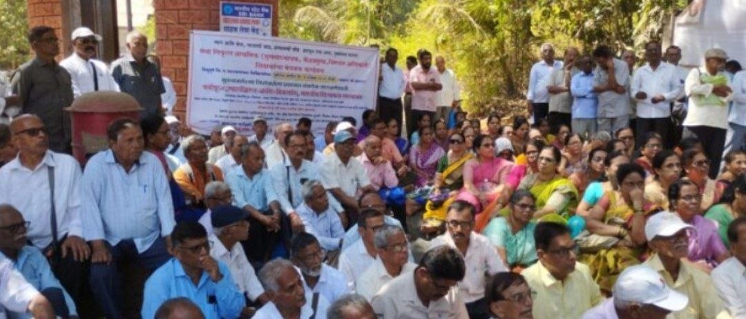 प्रलंबित मागण्यांसाठी शिक्षकांचे जिल्हा परिषदेसमोर धरणे आंदोलन