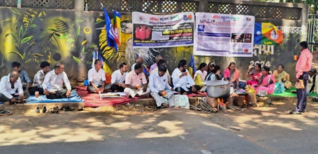 चुलीवर भाकरी करत वंचित बहुजन आघाडीचे आंदोलन