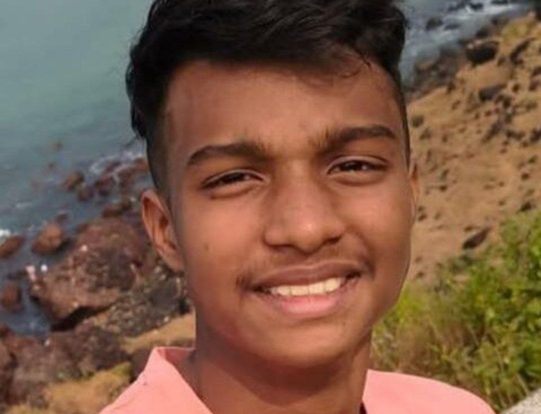 बंधाऱ्यावरून जाताना दुचाकी घसरली