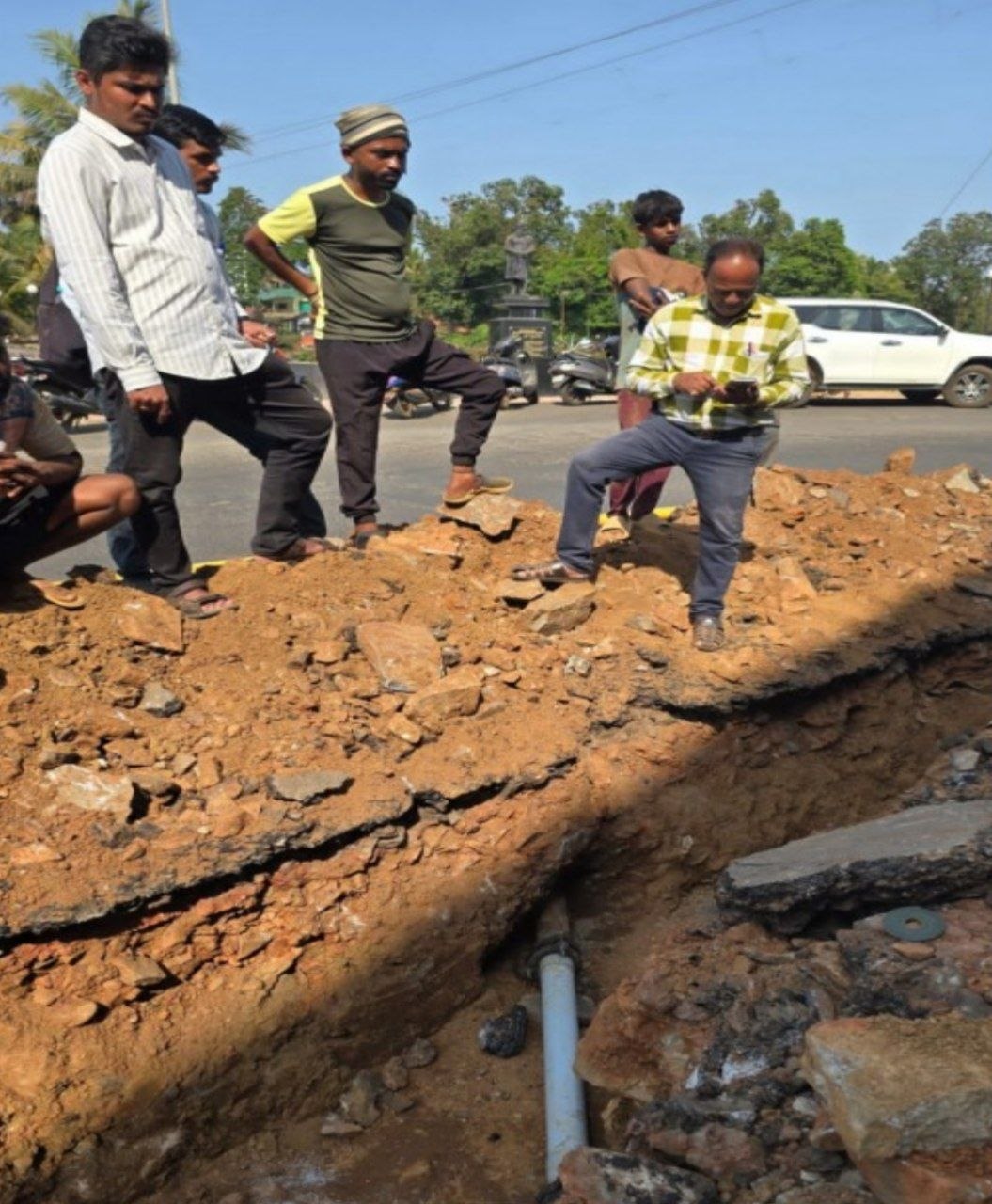 एमएनजीएलकडून पाण्याच्या लाईनची फोडाफोडी सुरूच !