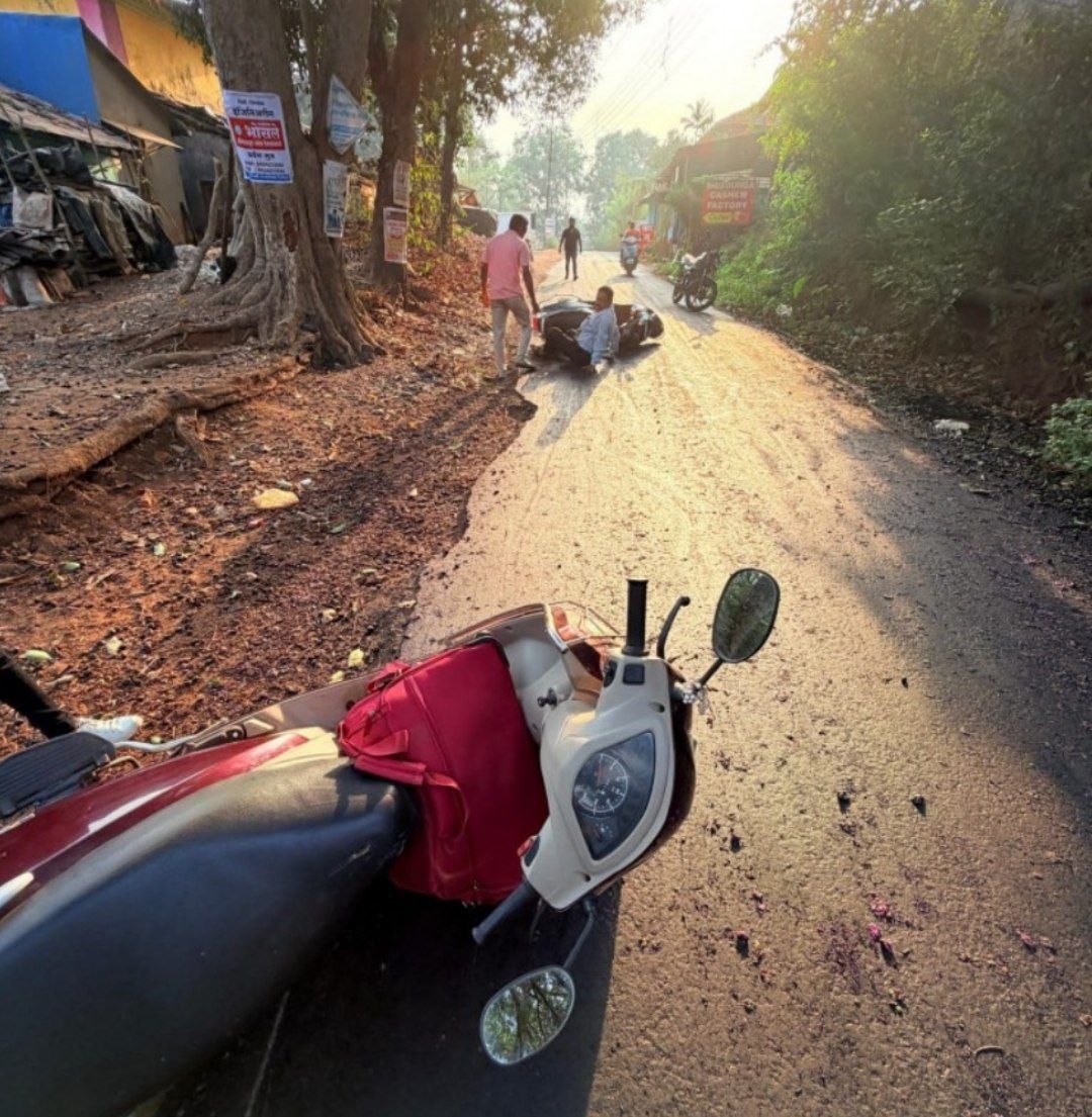 चराठ्यात गाड्या घसरून अनेकांचे अपघात