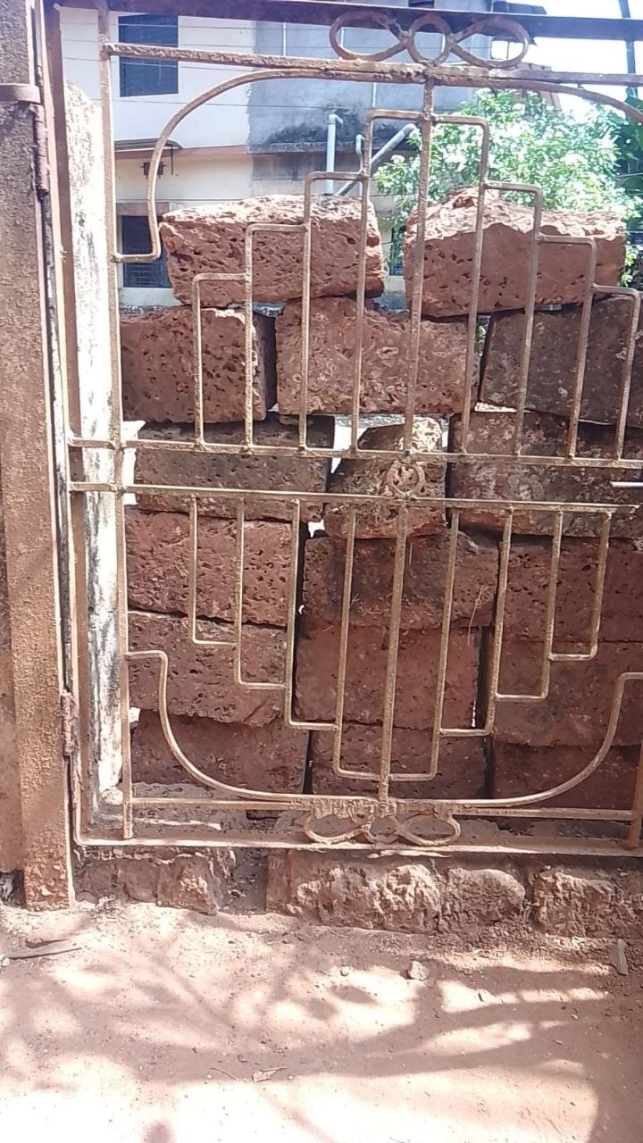 हिंदळे येथे सेवानिवृत्त वृद्ध शिक्षिकेच्या घराचा मार्ग रोखला; प्रशासनाने न्याय देण्याची मागणी