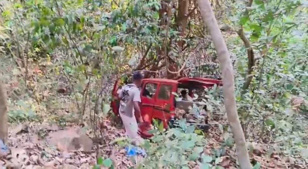 मळगाव घाटात कार दरीत कोसळून भीषण अपघात