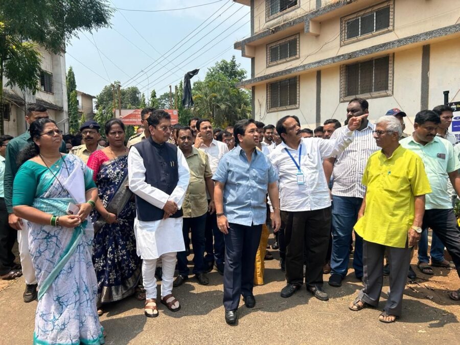 वादळी वाऱ्यामुळे सावंतवाडीत झालेल्या नुकसानीची पालकमंत्री नितेश राणे यांनी केली पाहणी