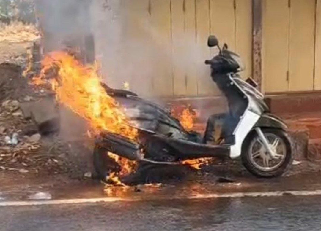 आगीत दुचाकी जळून खाक
