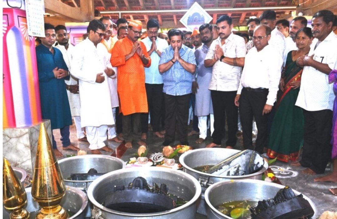 सातरल येथे श्री लिंगेश्वर पावणादेवी मंदिर जीर्णोद्धार सोहळ्याला पालकमंत्री ना. नितेश राणे यांनी भेट