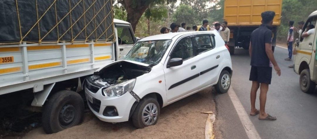 पिंगुळी पाट रस्यावर बोलेरो पिकअप आणि कार मध्ये अपघात