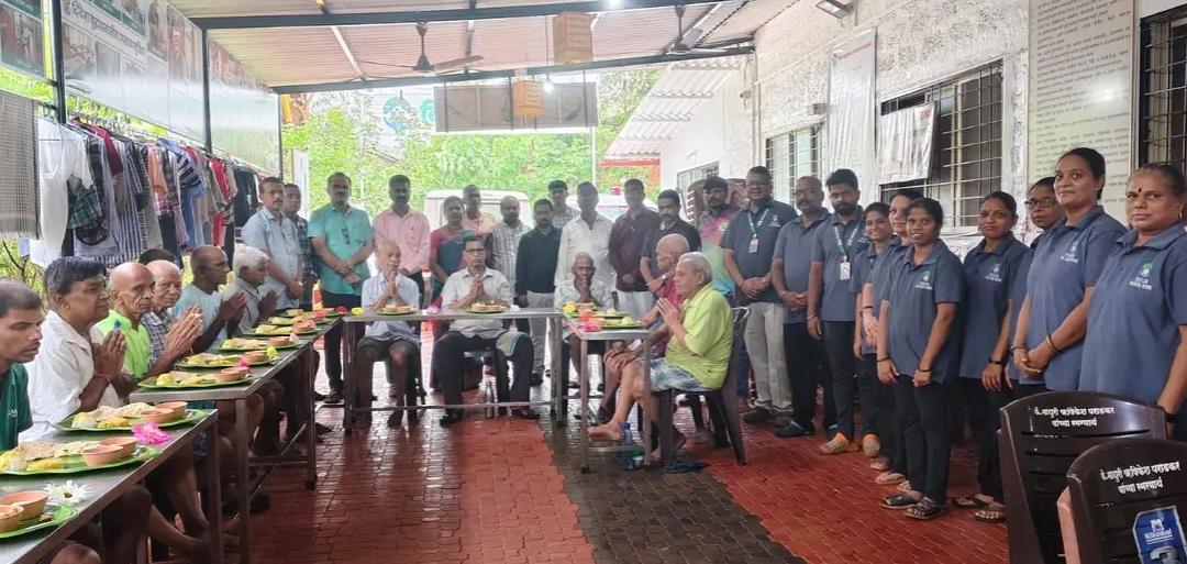पालकमंत्री नितेश राणेंना दिवीजा वृध्दाश्रमातील आजी- आजोबांकडून आशिर्वाद