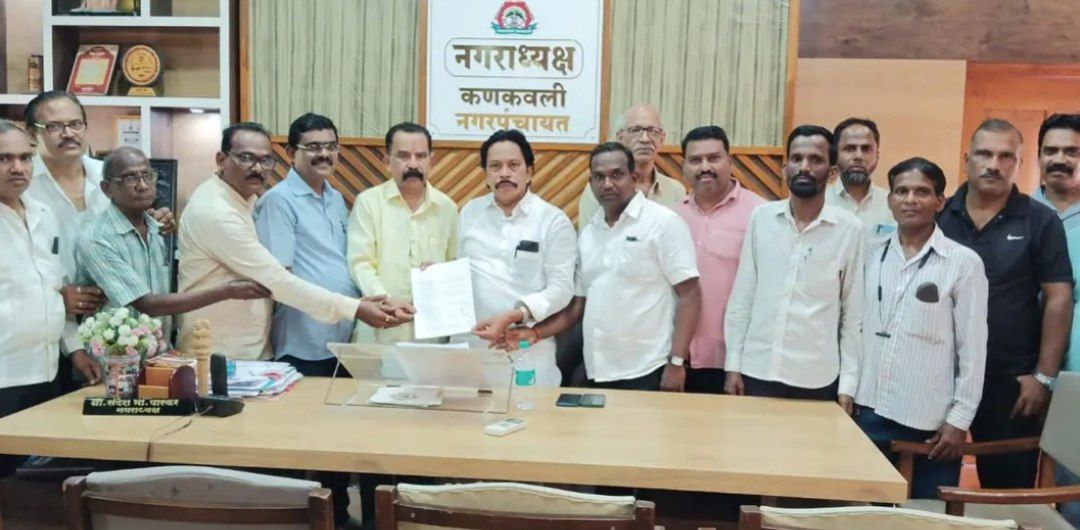धोकादायक व्यापारी मार्केटच्या पुनर्बाधणीसाठी व्यापाऱ्यांचे नगराध्यक्ष संदेश पारकर यांना निवेदन