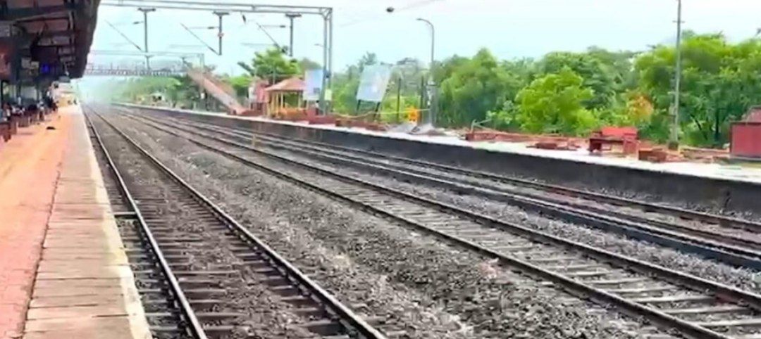 कोकणरेल्वेला मुसळधार पावसाचा फटका