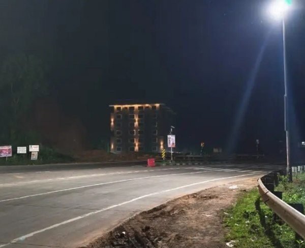 हळवल फाट्यावरील अपघाती वळण अखेर हायमास्टने उजळले