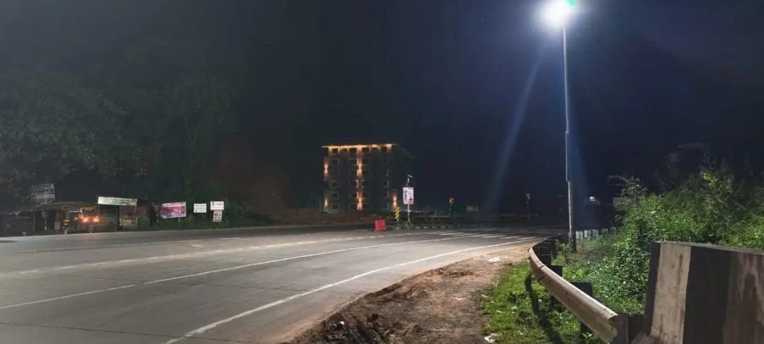हळवल फाट्यावरील अपघाती वळण अखेर हायमास्टने उजळले